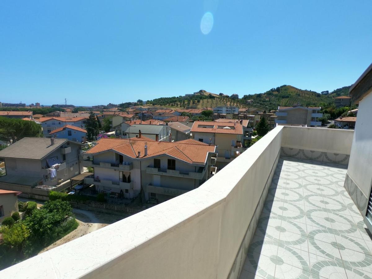 Attico Petfriendly Con Terrazzo, Via Del Borgo Apartman Montesilvano Marina Kültér fotó