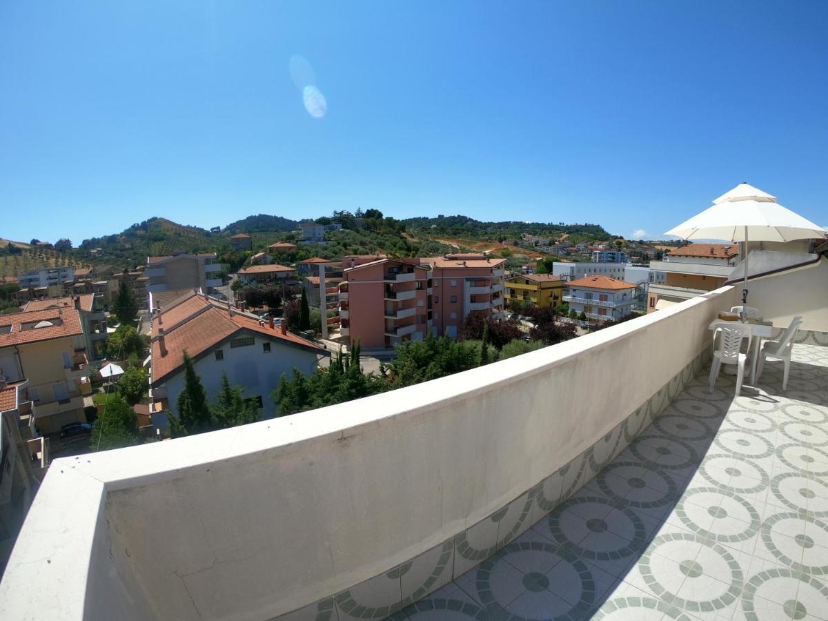 Attico Petfriendly Con Terrazzo, Via Del Borgo Apartman Montesilvano Marina Kültér fotó